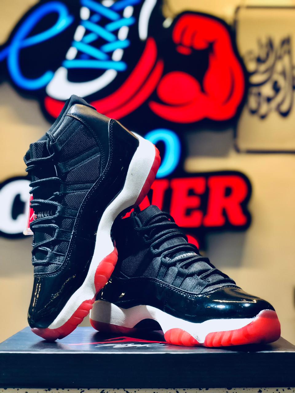 Jordan 11 - Black White Red
